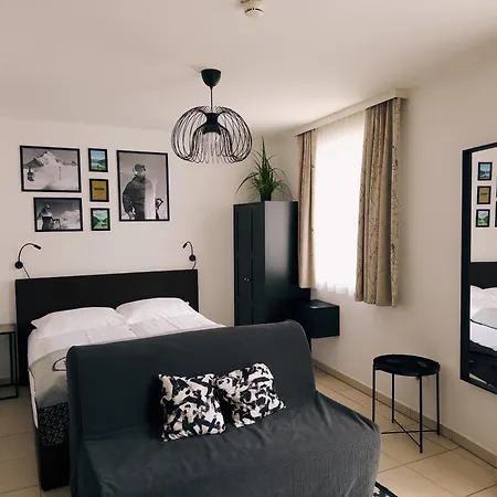 Alpzbase Apartment *